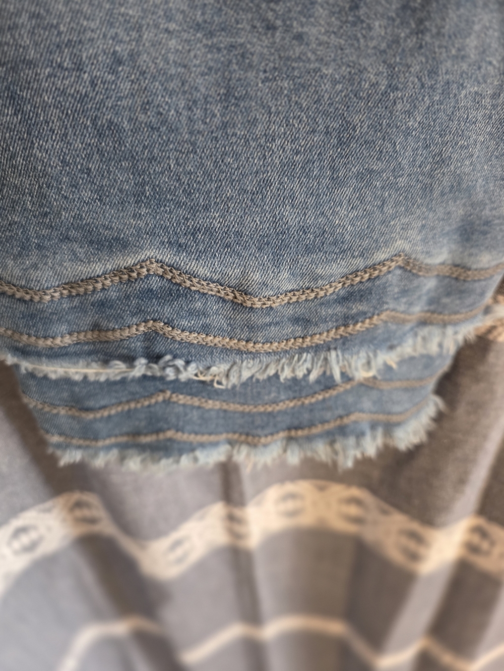 Cato Est 1946 Distressed Denim Pearl Capri Size 12 - Picture 6 of 6